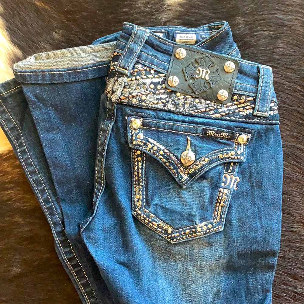Gold stitching Miss Me Jeans 26